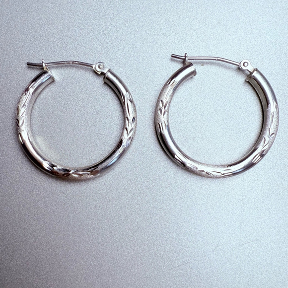 10k White Gold Huggie Diamond Cut Etched 23mm Classic Hoop Earrings - Picture 1 of 8